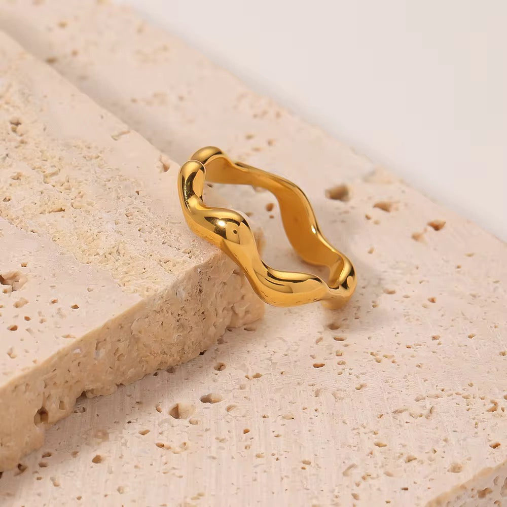 Curvy Ring